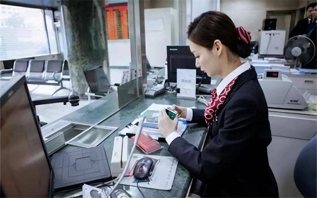 因不满银行柜员态度，北京富豪一怒取走存款，银行行长上门道歉