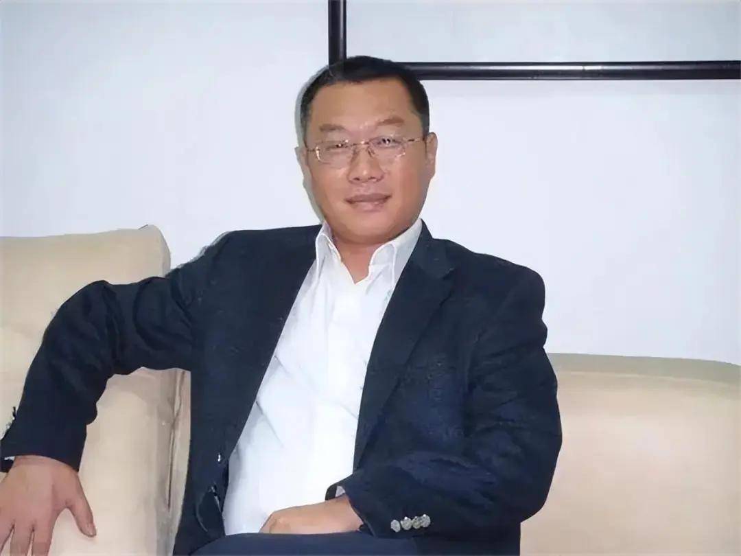 因不满银行柜员态度，北京富豪一怒取走存款，银行行长上门道歉