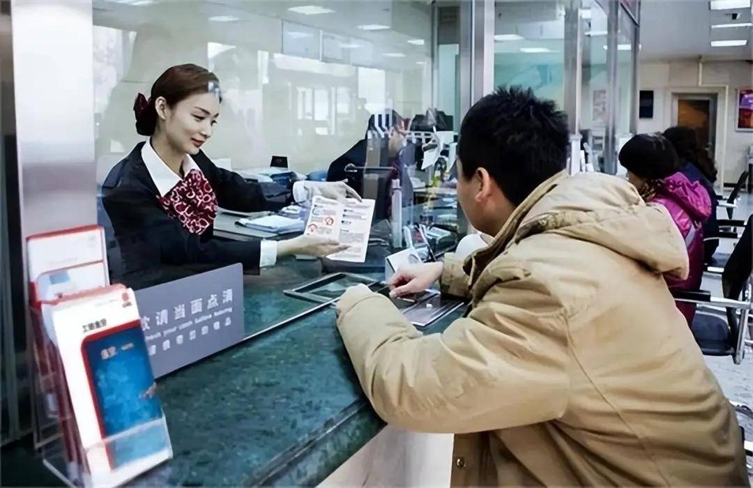 因不满银行柜员态度，北京富豪一怒取走存款，银行行长上门道歉