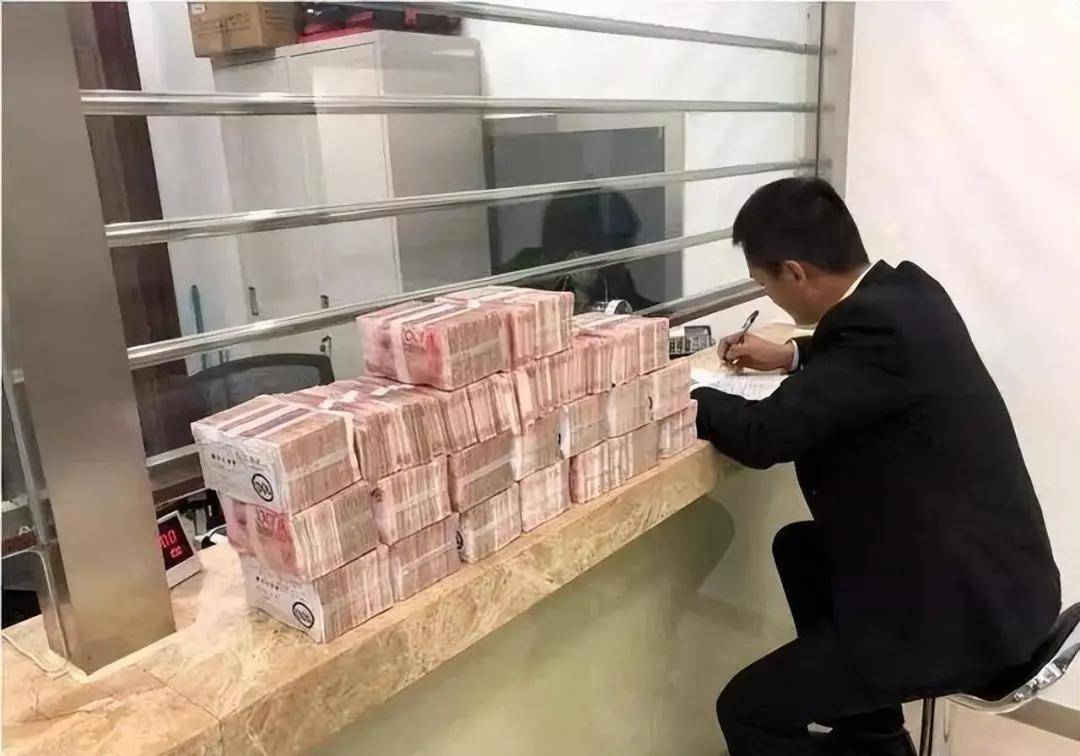 因不满银行柜员态度，北京富豪一怒取走存款，银行行长上门道歉