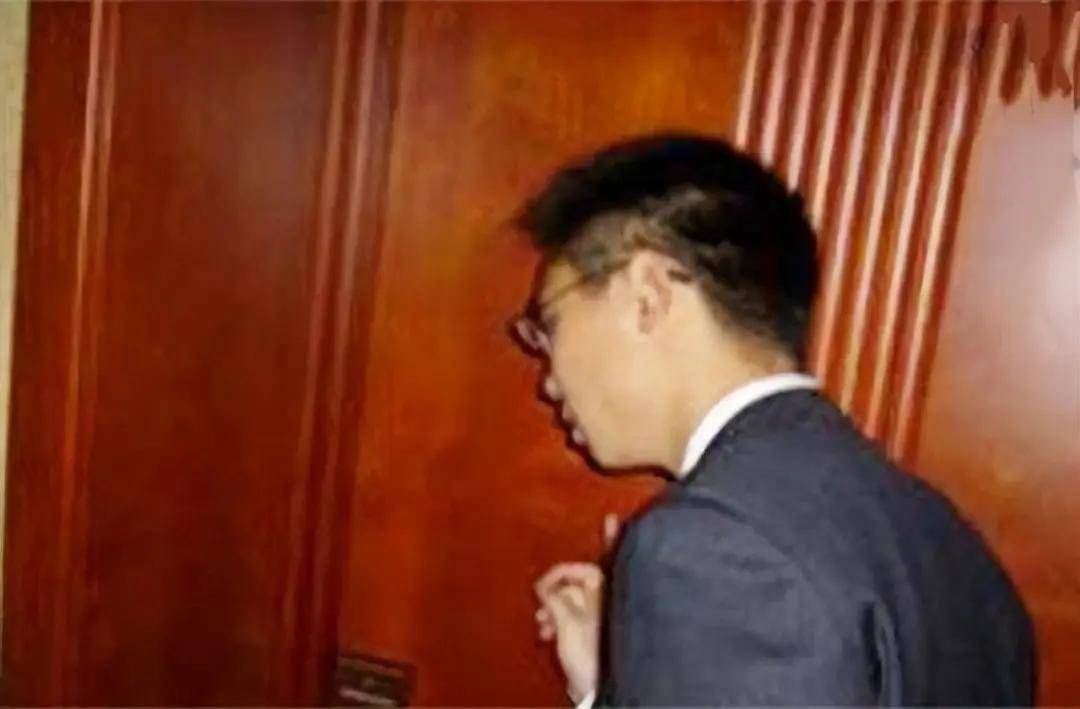 因不满银行柜员态度，北京富豪一怒取走存款，银行行长上门道歉