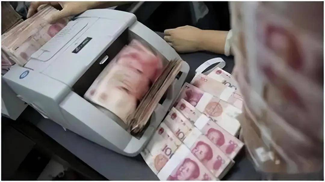 因不满银行柜员态度，北京富豪一怒取走存款，银行行长上门道歉