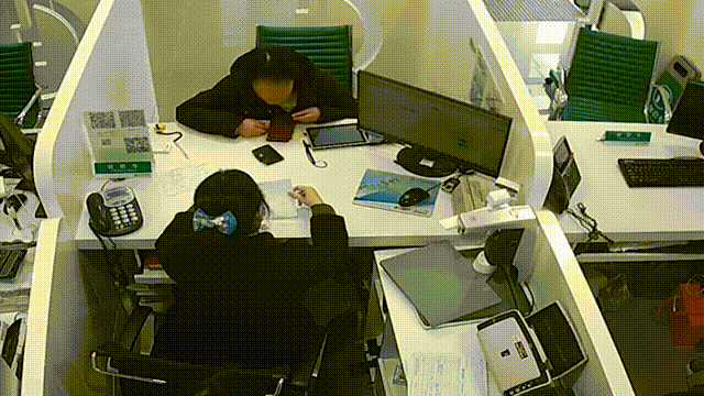 银行柜员因两个字当场翻脸