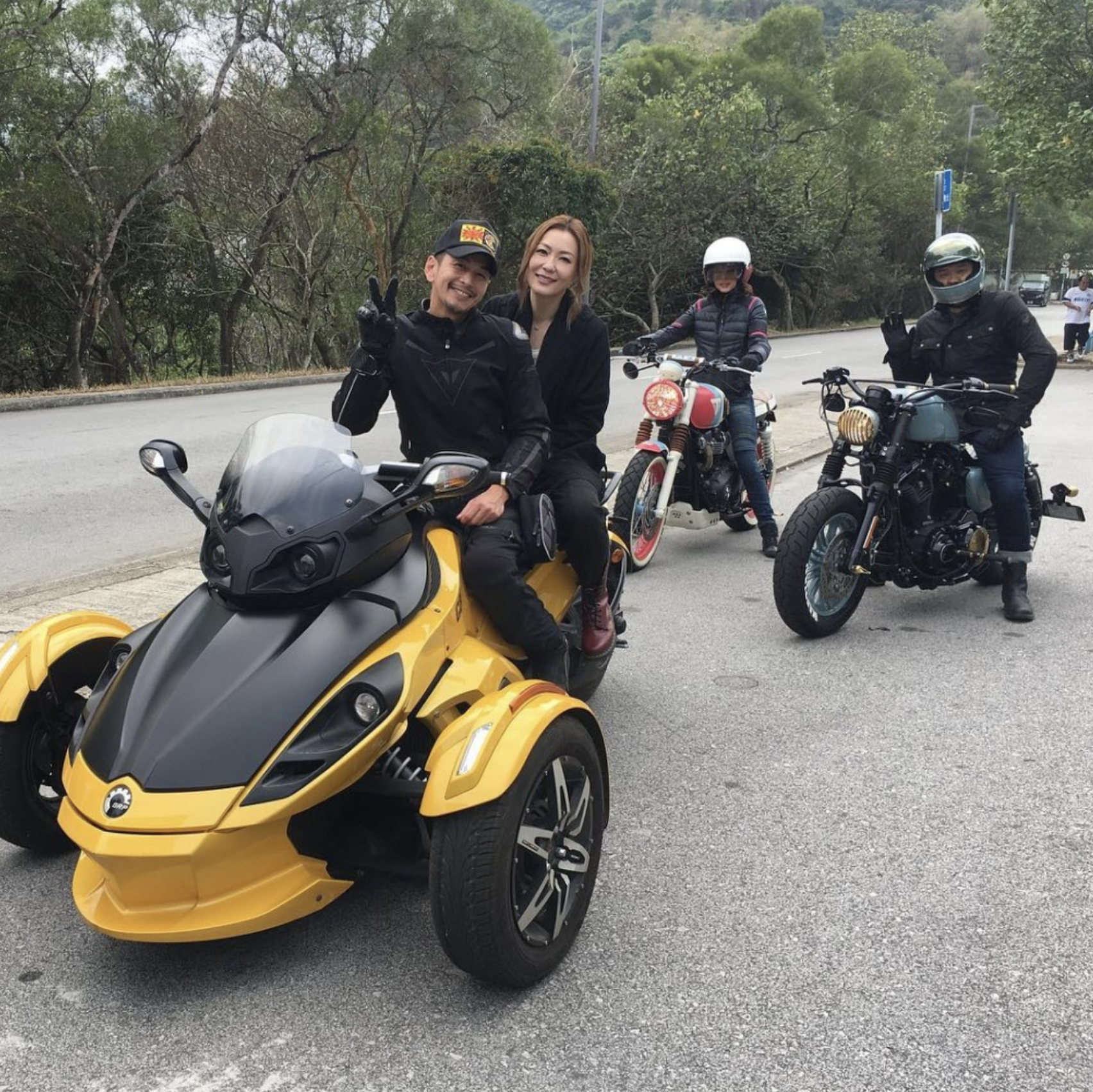52岁TVB绿叶赴英国旅游，与雷颂德庆生，称对方减肥后有六块腹肌