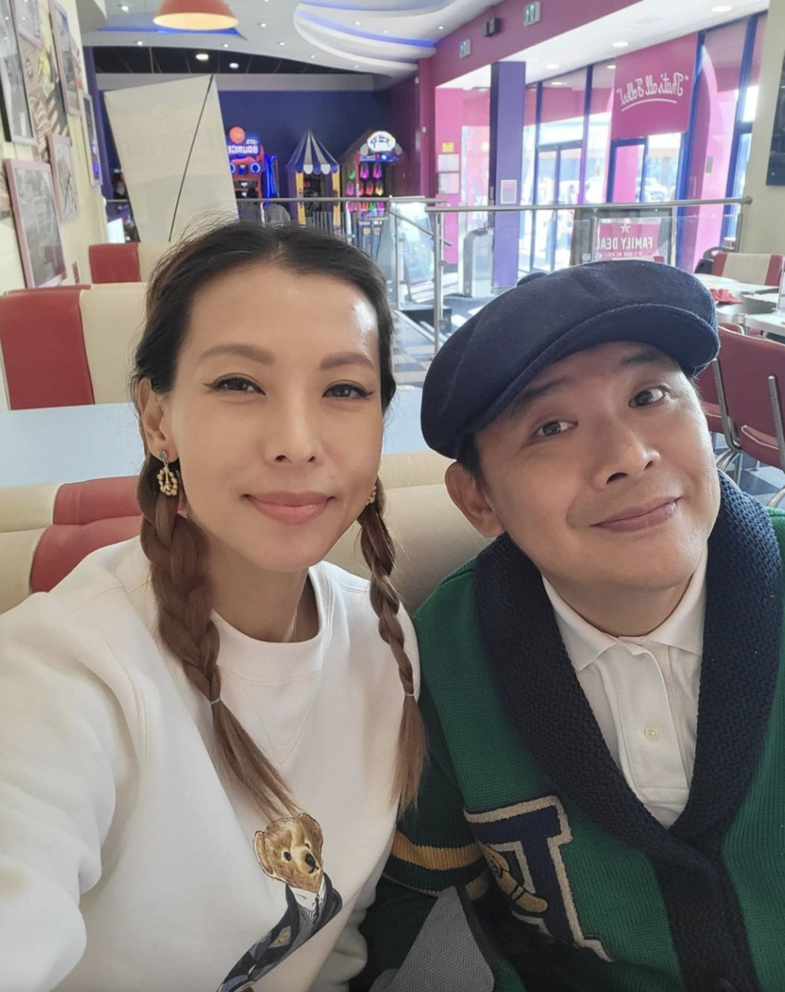 52岁TVB绿叶赴英国旅游，与雷颂德庆生，称对方减肥后有六块腹肌