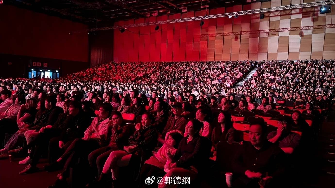 德云社海外巡演首站落幕，郭德纲晒现场照，台下座无虚席人气火爆：英国伦敦站圆满成功