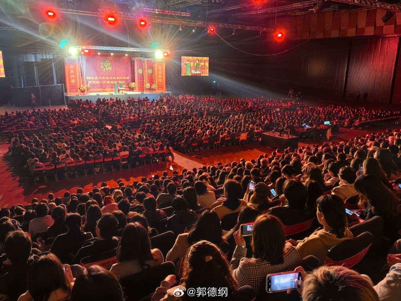 德云社海外巡演首站落幕，郭德纲晒现场照，台下座无虚席人气火爆：英国伦敦站圆满成功
