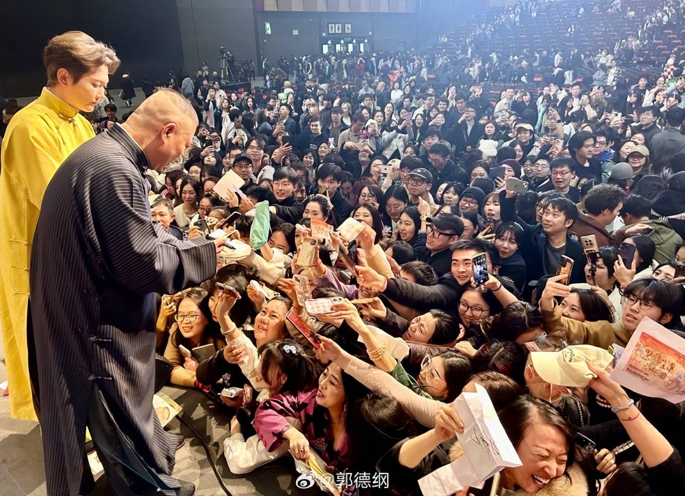 德云社海外巡演首站落幕，郭德纲晒现场照，台下座无虚席人气火爆：英国伦敦站圆满成功