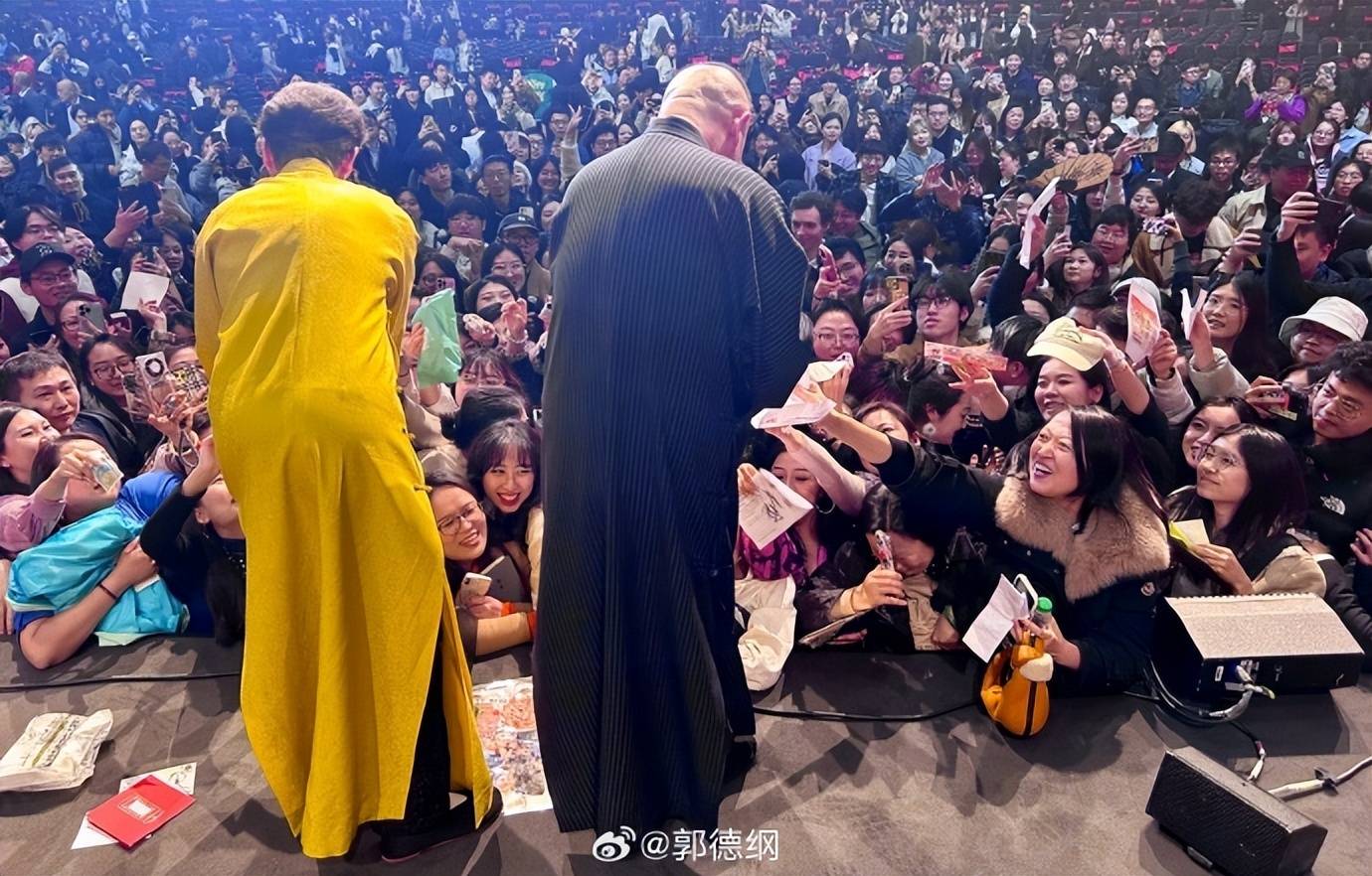 德云社海外巡演首站落幕，郭德纲晒现场照，台下座无虚席人气火爆：英国伦敦站圆满成功