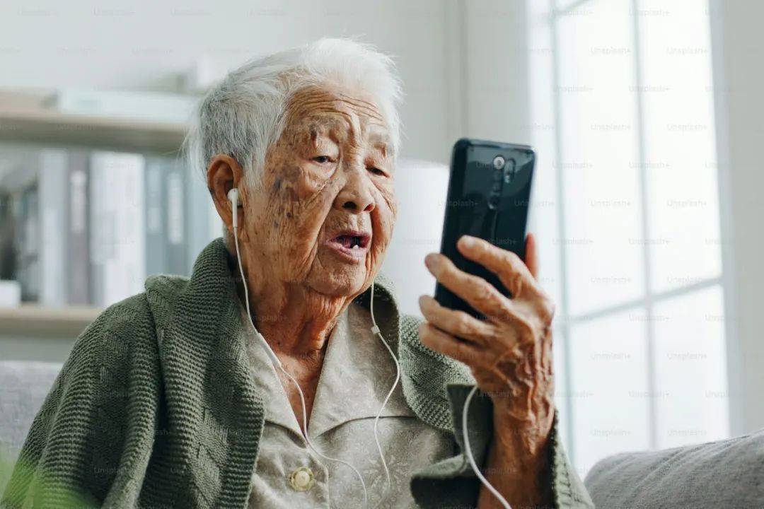 老年人沉迷代写回忆录，每本1万元起步