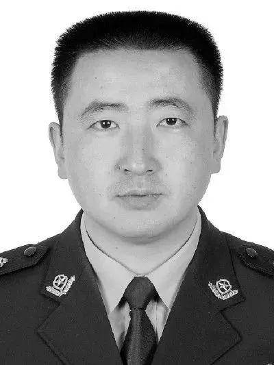 新疆一派出所所长因公牺牲，辖区97岁老人执意下楼送行
