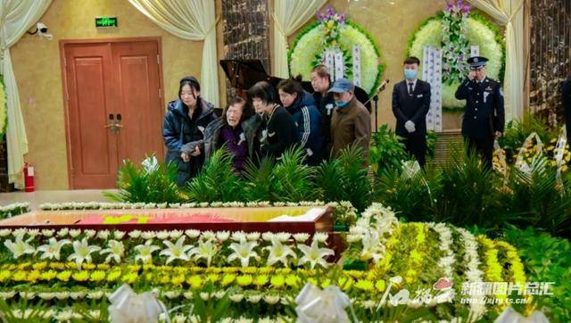 新疆一派出所所长因公牺牲，辖区97岁老人执意下楼送行