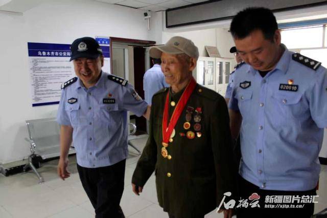 新疆一派出所所长因公牺牲，辖区97岁老人执意下楼送行