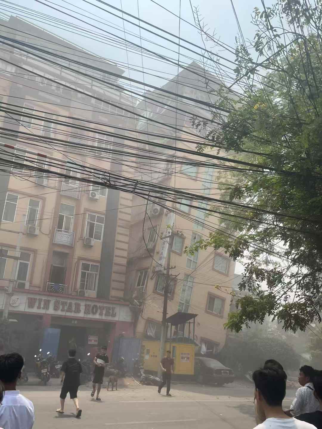 地震救援黄金72小时已过 曼德勒一处倒塌酒店尚埋着多名中国务工者｜封面头条