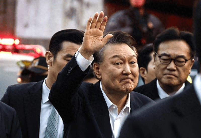 尹锡悦涉内乱案首审，两大证人反水，韩国前总统或判死刑？