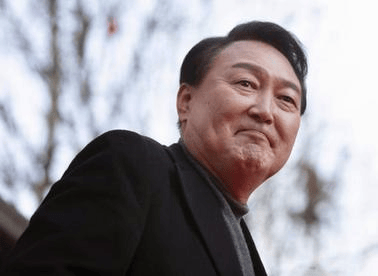 尹锡悦涉内乱案首审，两大证人反水，韩国前总统或判死刑？