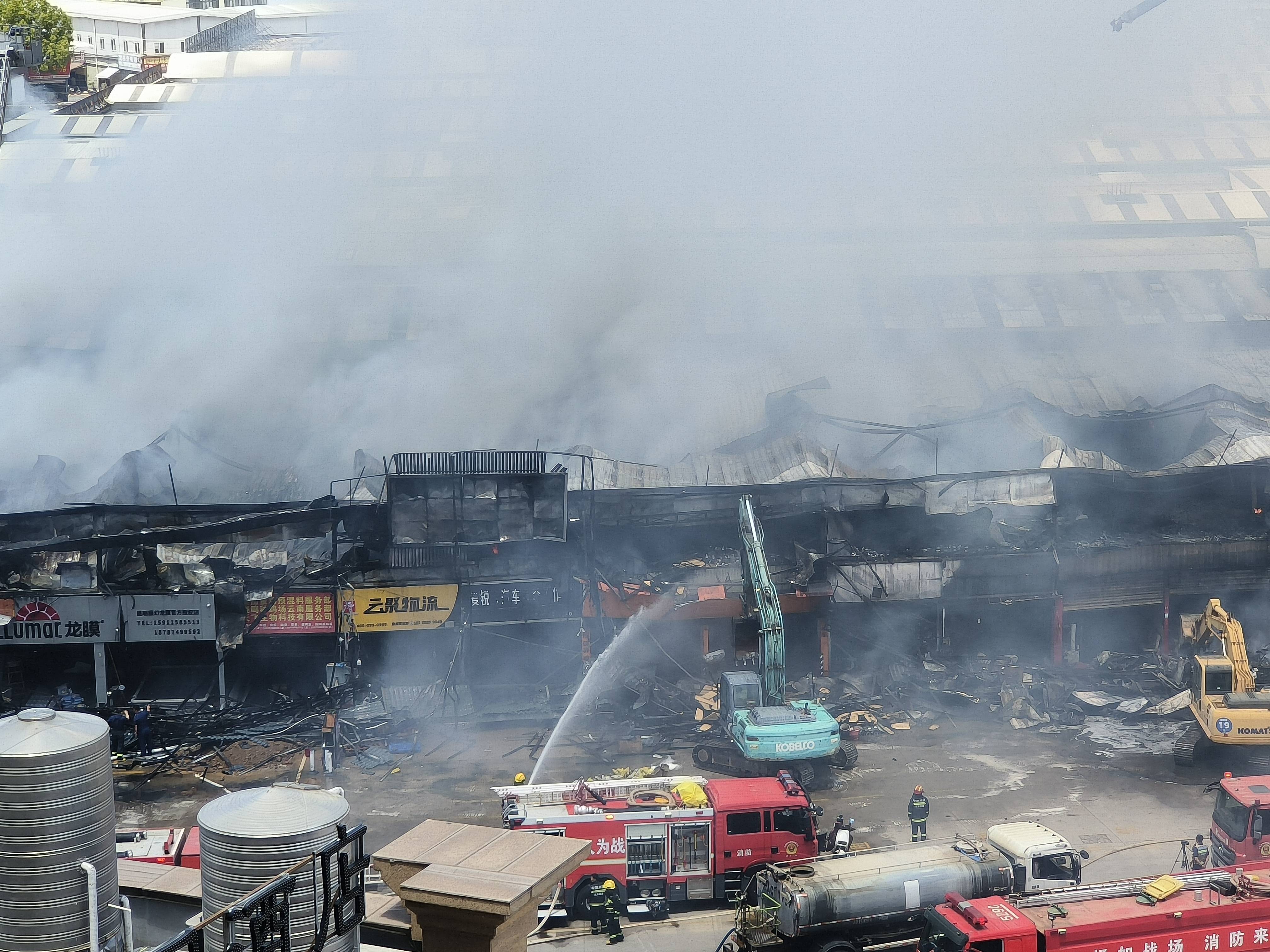 云南昆明官渡区一商贸城发生火灾多家店铺被烧，无人员伤亡