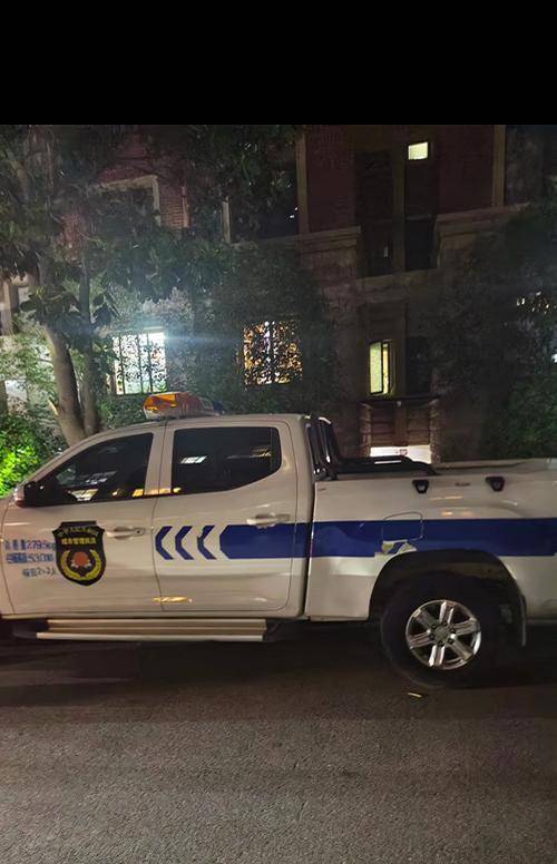 江苏一城管执法车被指停进小区堵车库，涉事部门回应