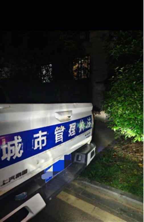 江苏一城管执法车被指停进小区堵车库，涉事部门回应